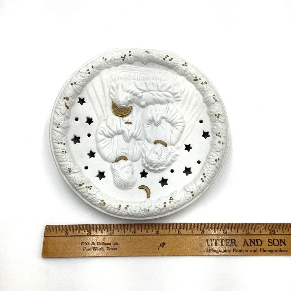 White Ceramic Nativity Scene Round Plaque with Stars and‎ Moon Decor